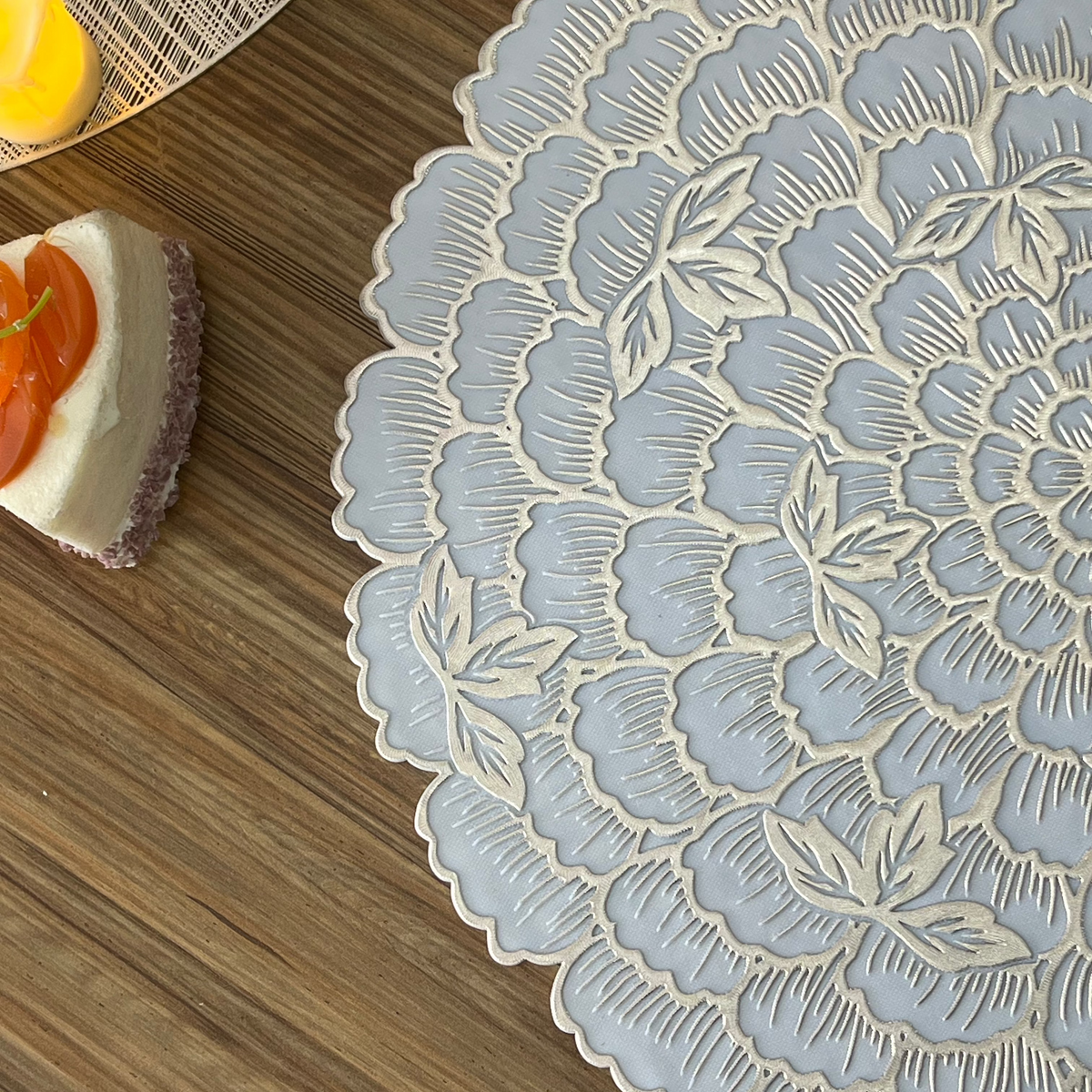 White & Gold Round Placemats (Set of 2)