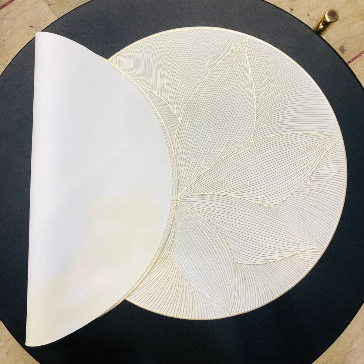 Leaf Design Round Placemats (Set of 2)